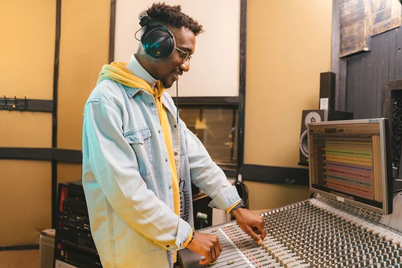 You've Got 15 Seconds: How Demo Artists Win (or Lose) the Room Before the Chorus Hits