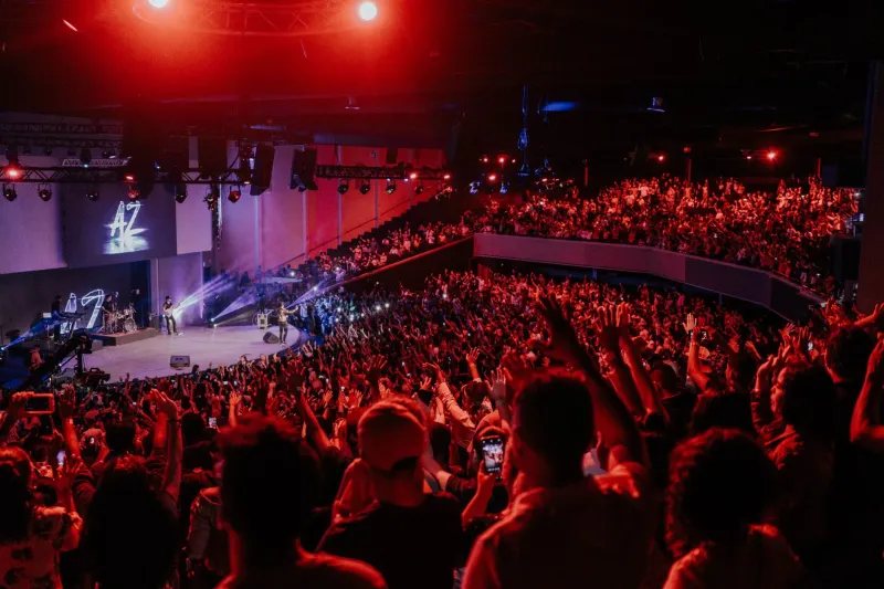 Crowd Whispering: How to Read a Room in Real Time and Flip the Energy in Your Favor
